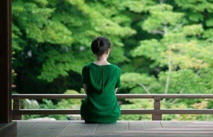 En kvinne i en grønn kjole prøver å opprettholde energinivåene sine