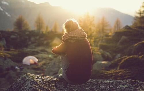 Kvinne som sitter og tenker.