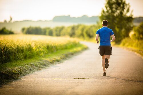 En mann som løper hvem vet at ti minutter med trening vil gjøre ham lykkeligere.