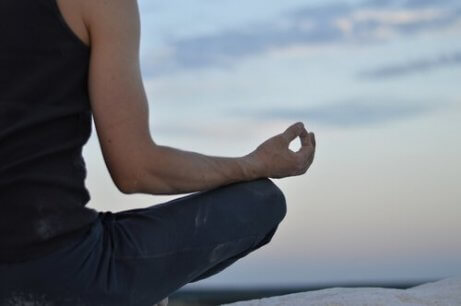 En mann nyter meditasjon for å forbedre hverdagen