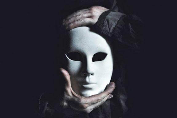 En kvinne med en hvit maske på - menneskelig ondskap