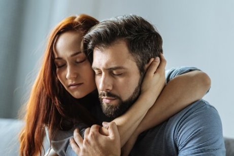 En mann og en kvinne holder hverandre tett med lukkede øyne