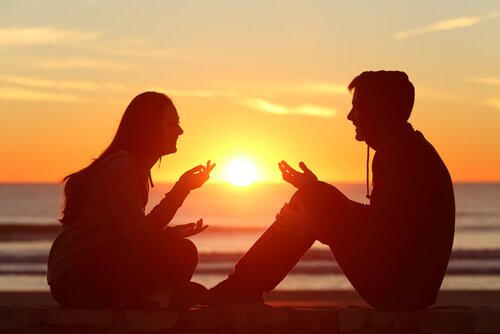 Et par har en reell samtale ved solnedgang for å håndtere kaos