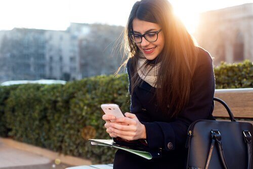 Kvinne med telefon driver med nettdating