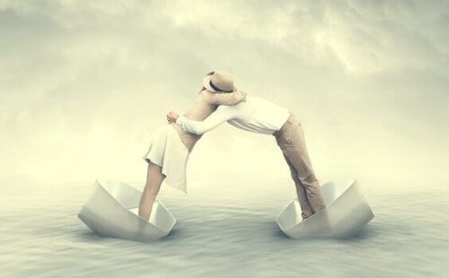 Mennesker omfavner hverandre i hver sin båt