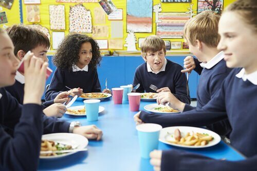 Barn kan lære bordmanerer når de har kantine på skolen