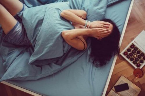 En kvinne i sengen som lider av søvnløshet