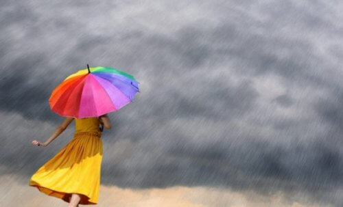 En kvinne med en fargerik paraply under en storm