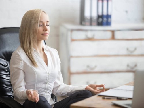 En kvinne som praktiserer stress-inokulasjonstrening