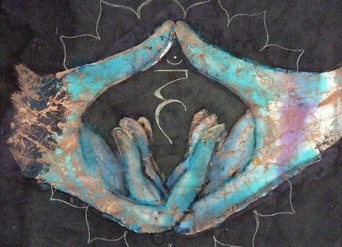 Hender lager et buddhistisk symbol