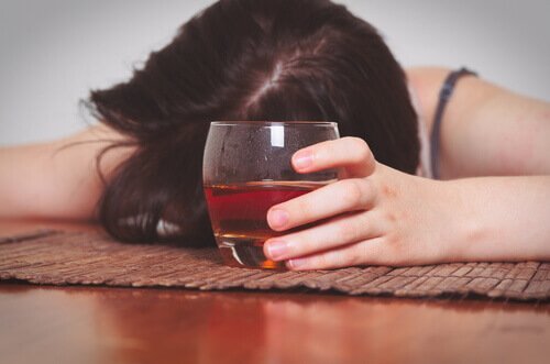 Kvinne med drinkoreksi.