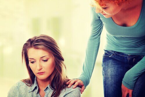 Kvinne som hjelper en venn.