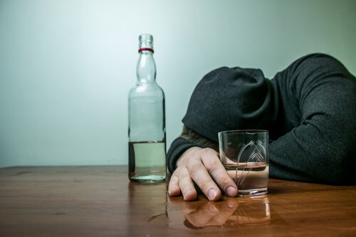 Mann med en flaske alkohol.