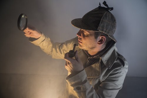 Sherlock Holmes, en berømt litterær karakter.