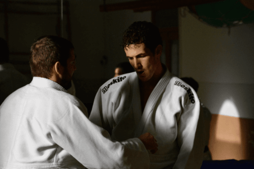 To svette karer trener karate.