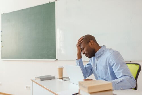 Utbrentsyndrom hos lærere gjør at de føler seg triste og trette.