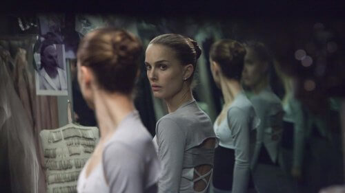 Ballerina ser seg selv i speilet.
