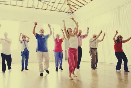 En gruppe eldre mennesker i en danseklasse