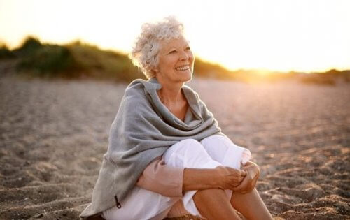 Eldre kvinne på stranden - emosjonell intelligens hos eldre