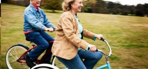 eldre mennesker på sykkel