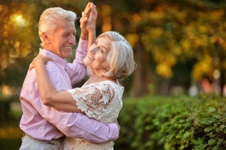 En eldre mann og kvinne danser sammen og viser fordelene med å danse i alderdommen 