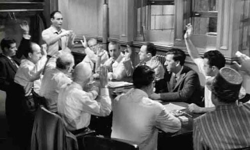 Jurien holder avstemning.