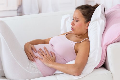 Gravid kvinne puster
