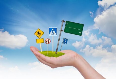 En hånd med gateskilt