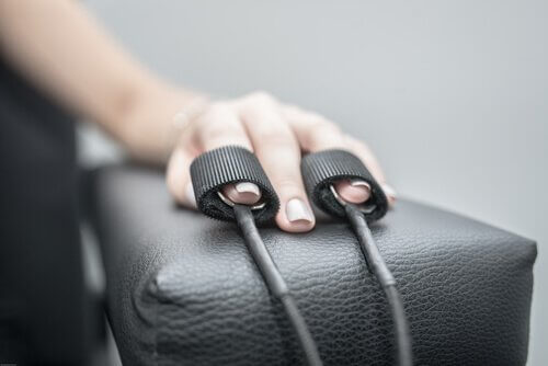 Hånd som blir testet av polygrafen.