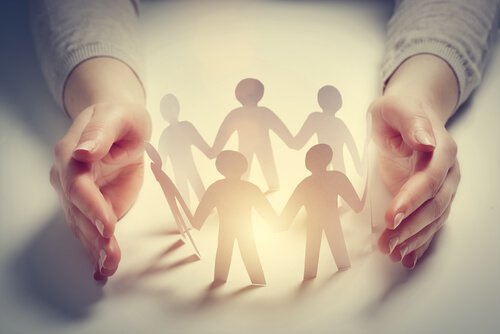 Hender med figurer på papp.