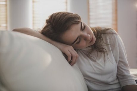 En kvinne med depresjon sover
