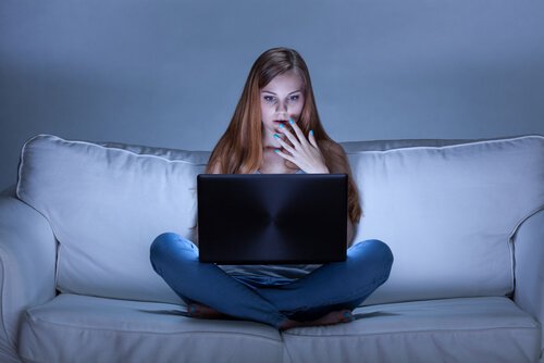 Kvinne ser film på bærbar pc
