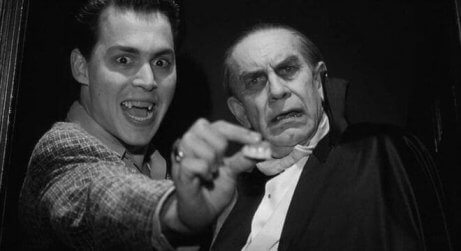 Johnny Depp holder et par falske tenner i hånden i Ed Wood-filmen