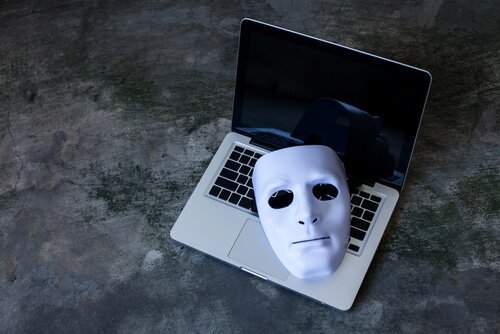 Maske på laptop.