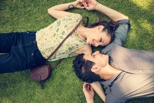 Par som ligger i gresset.