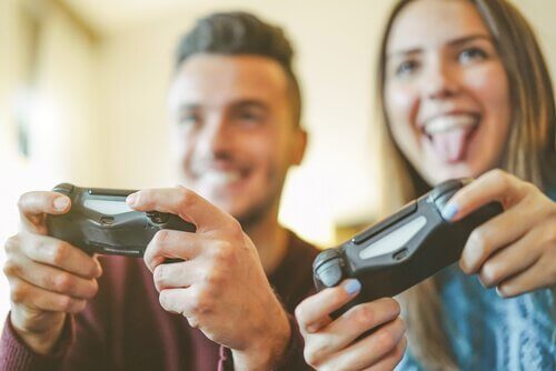 Par som spiller videospill som en hobby sammen.