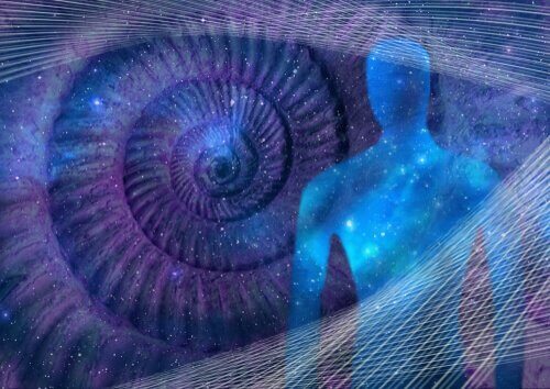 En person foran en spiral.