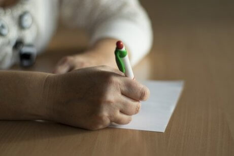 En pasient som signerer et informert samtykke