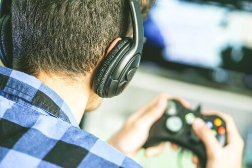 Tenåring som er utsatt for internett spilleforstyrrelse
