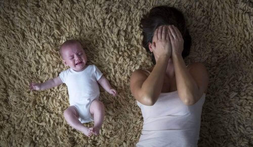 Kvinne gråter ved siden av en baby