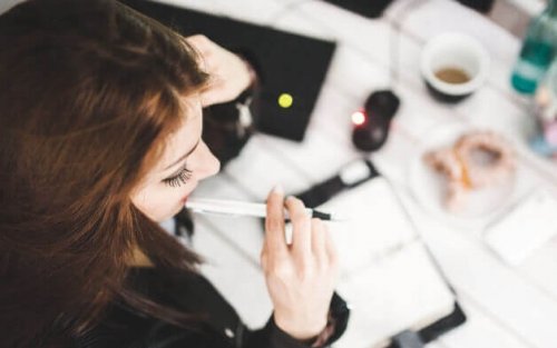 Emosjonell intelligens på arbeidsplassen: Kvinne tenker på arbeid