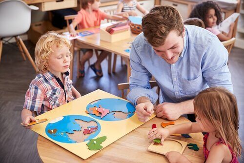 Barn lærer seg gjennom Montessori-metoden.