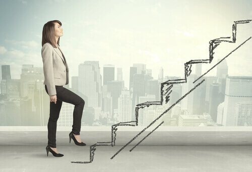 En forretningskvinne går opp trappen mot høy ytelse