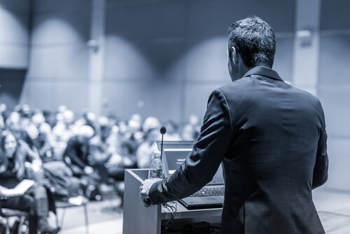 En fyr som gir en tale.