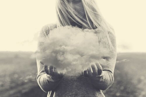 En kvinne som holder en sky.