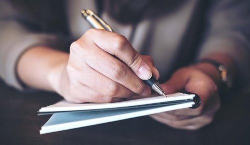 En mann som skriver.