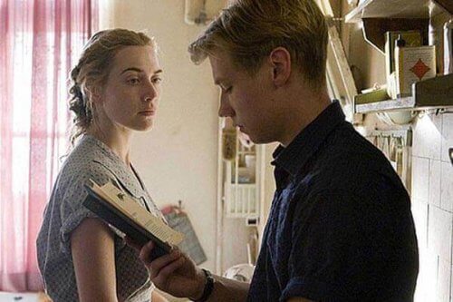 En scene fra The Reader hvor Michael leser en bok for Hanna.