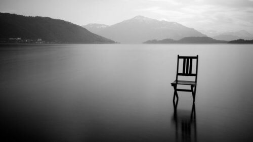 En stol på en tom innsjø kan være en meditasjonstilflukt