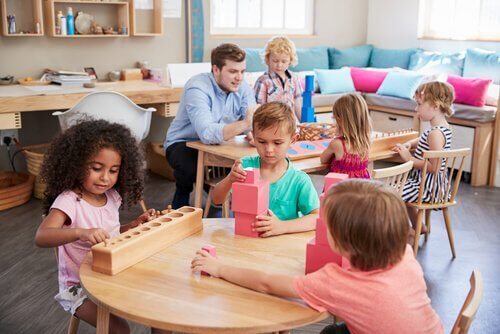 Maria Montessori: Kvinnen som forandret verdenen av utdanning