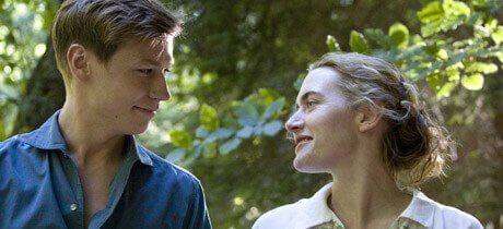 Michael og Hanna smiler mens de ser på hverandre.